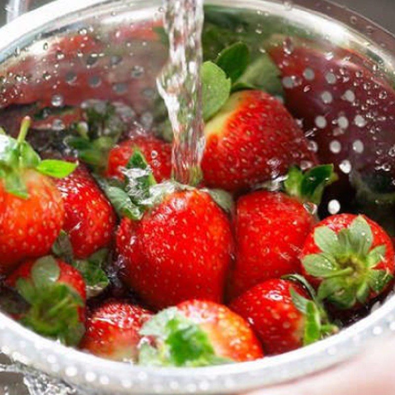 Step 1 Prepare the ingredients for Strawberry Pomegranate Juice