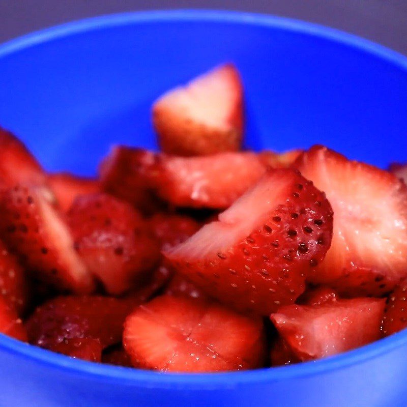 Step 1 Prepare the ingredients for Strawberry Guava Juice