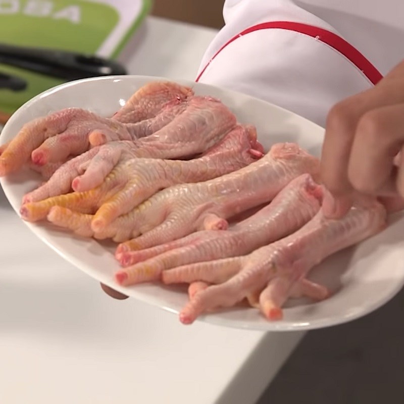 Step 2 Prepare other ingredients for octopus seafood hot pot