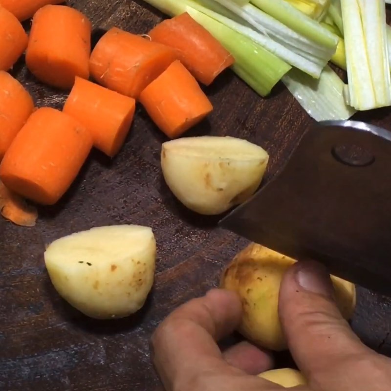Step 2 Prepare other ingredients German-style Milk Braised Pork Knuckle