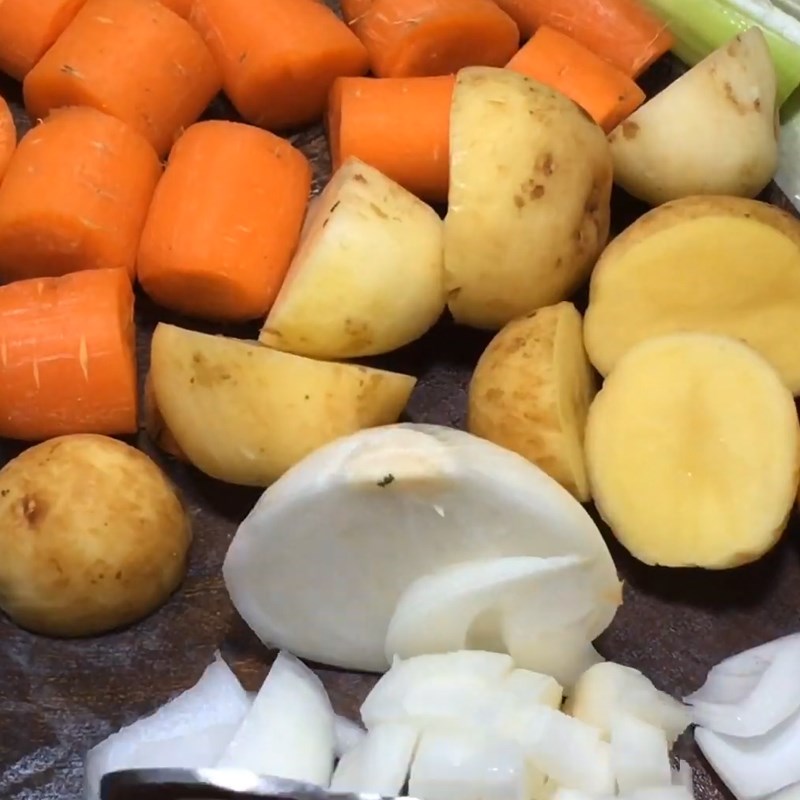 Step 2 Prepare other ingredients German-style Milk Braised Pork Knuckle