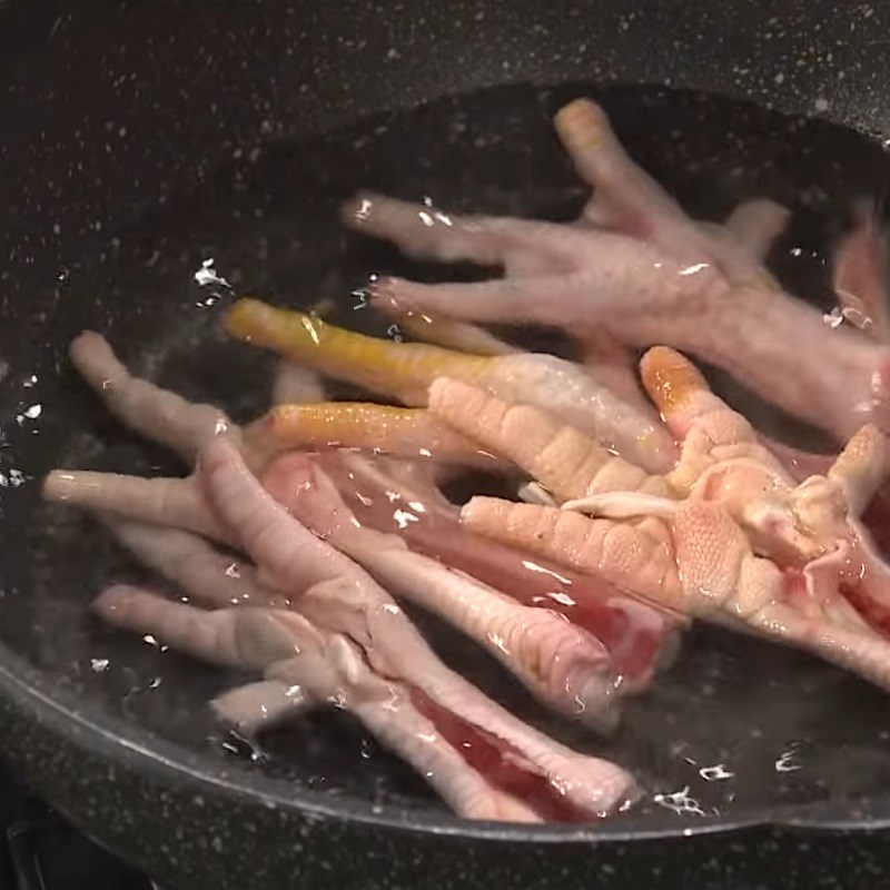 Step 2 Prepare other ingredients for octopus seafood hot pot