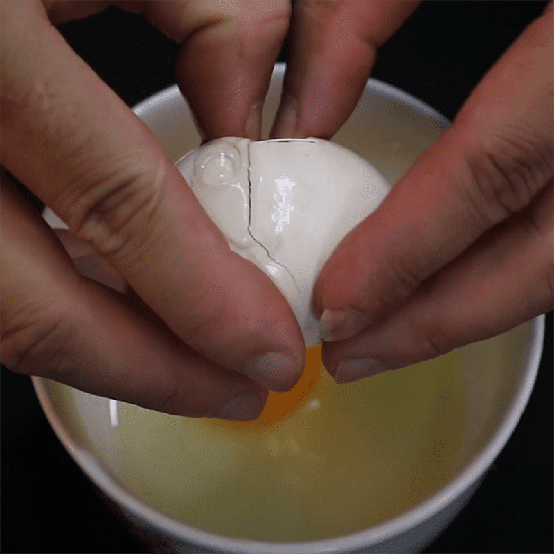 Step 2 Prepare other ingredients for Stir-fried Japanese Gourd with Eggs