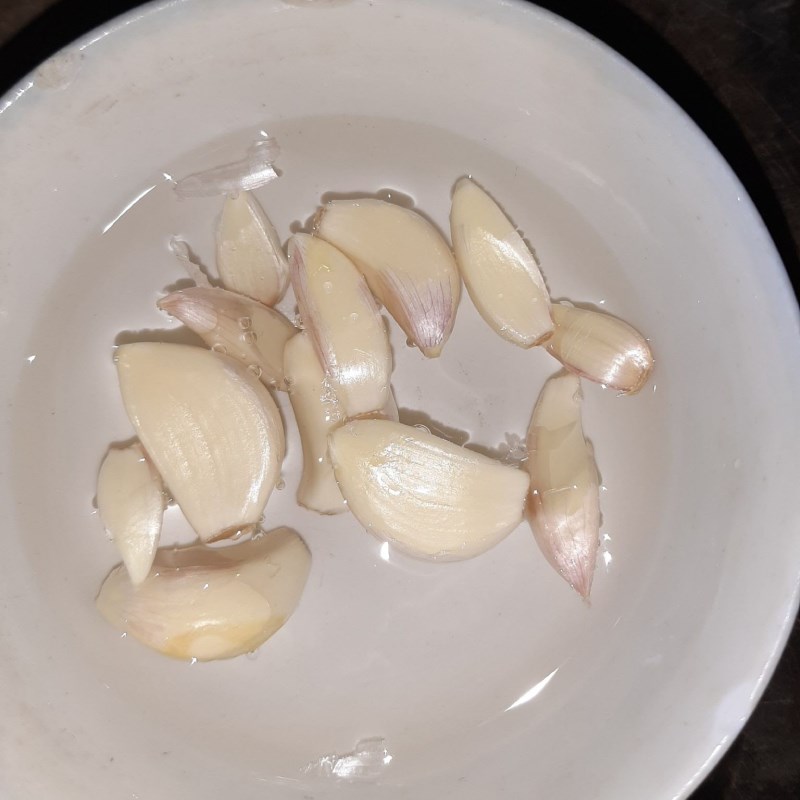 Step 2 Prepare other ingredients Stir-fried razor clams with garlic