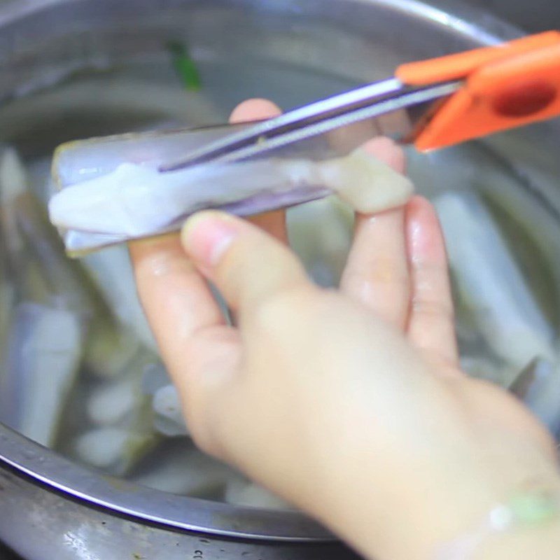 Step 1 Prepare razor clams Garlic Roasted Razor Clams