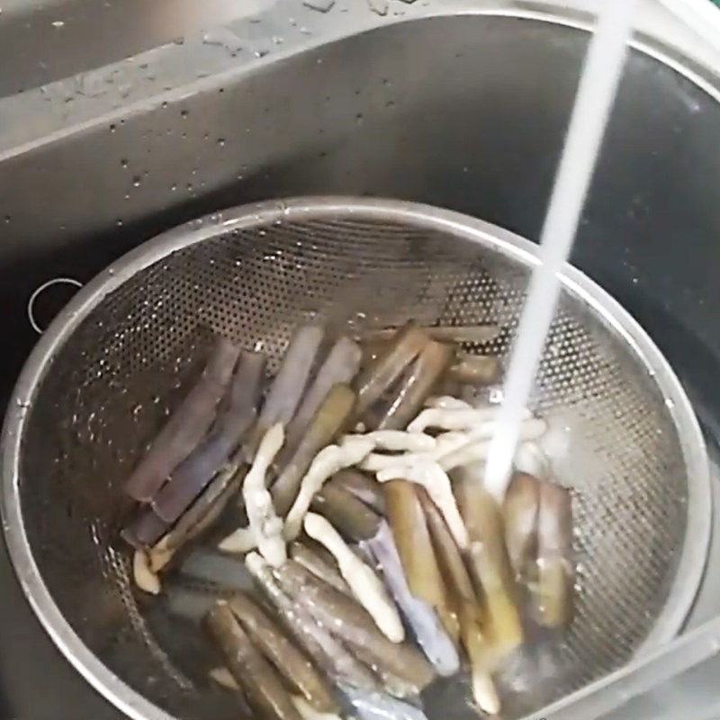Step 1 Prepare razor clams Crispy fried razor clams