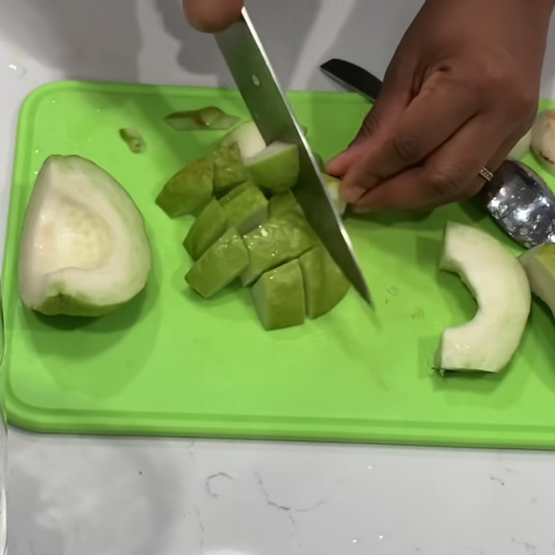 Step 1 Prepare guava, cucumber Guava cucumber juice