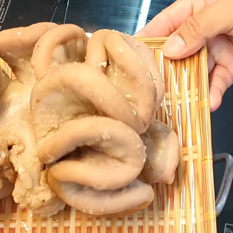 Step 1 Prepare beef intestines Beef Intestines Braised in a Pan