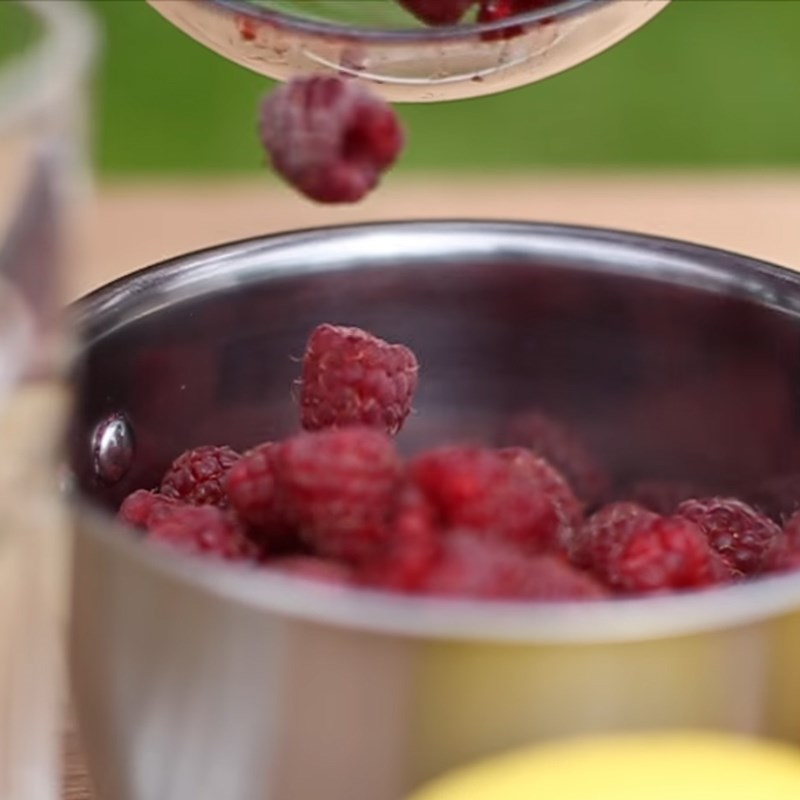 Step 1 Prepare the raspberries Raspberry Juice