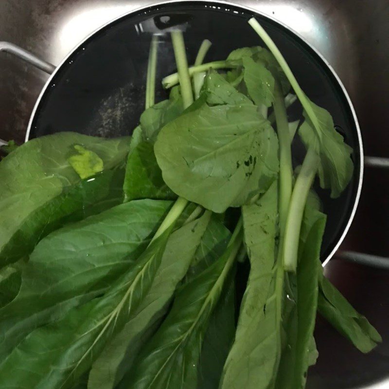 Step 3 Preparing vegetables for Italian stir-fried noodles