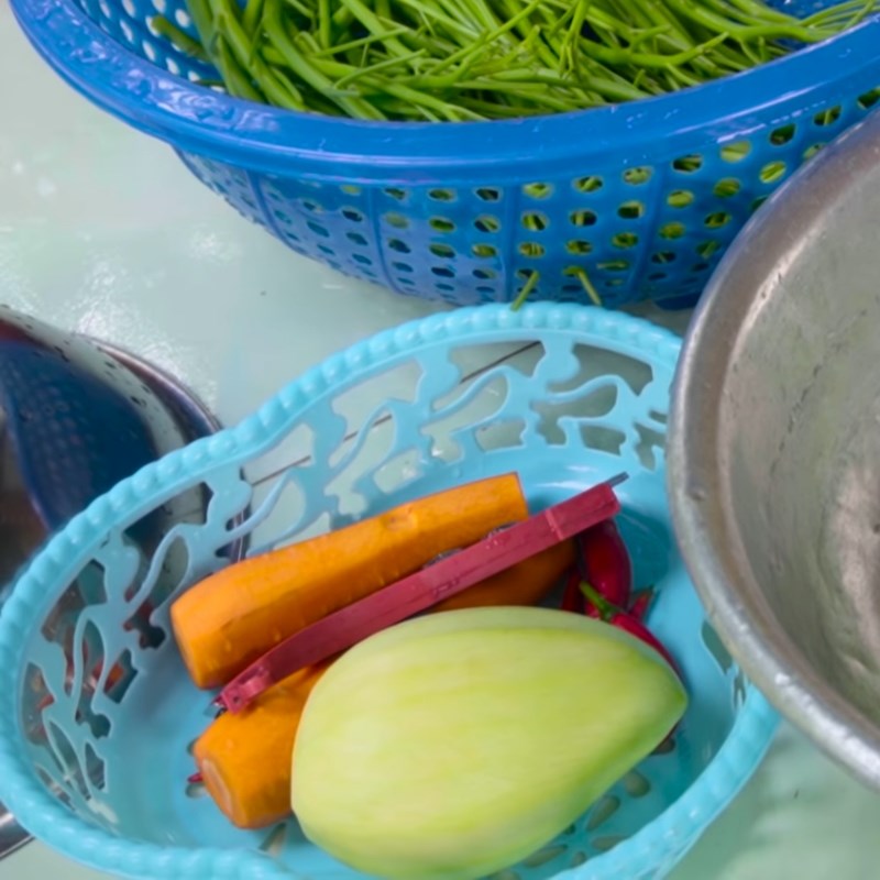 Step 1 Prepare the vegetables (water spinach, carrot, mango) Crispy Water Spinach Salad with Seafood