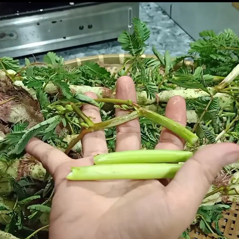 Step 1 Prepare water spinach and blanch water spinach for shrimp salad