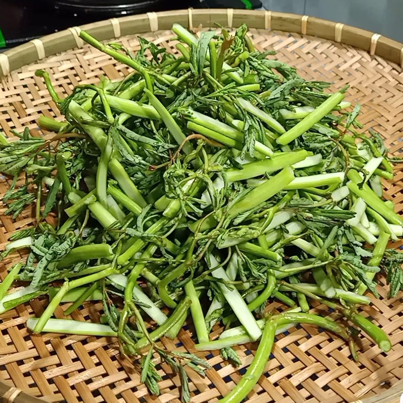 Step 1 Prepare and blanch water spinach for shrimp salad