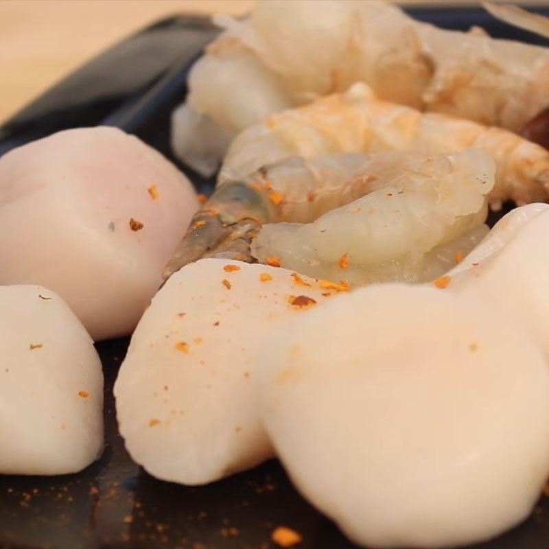 Step 1 Prepare scallops and shrimp for Scallop and Tomato Soup