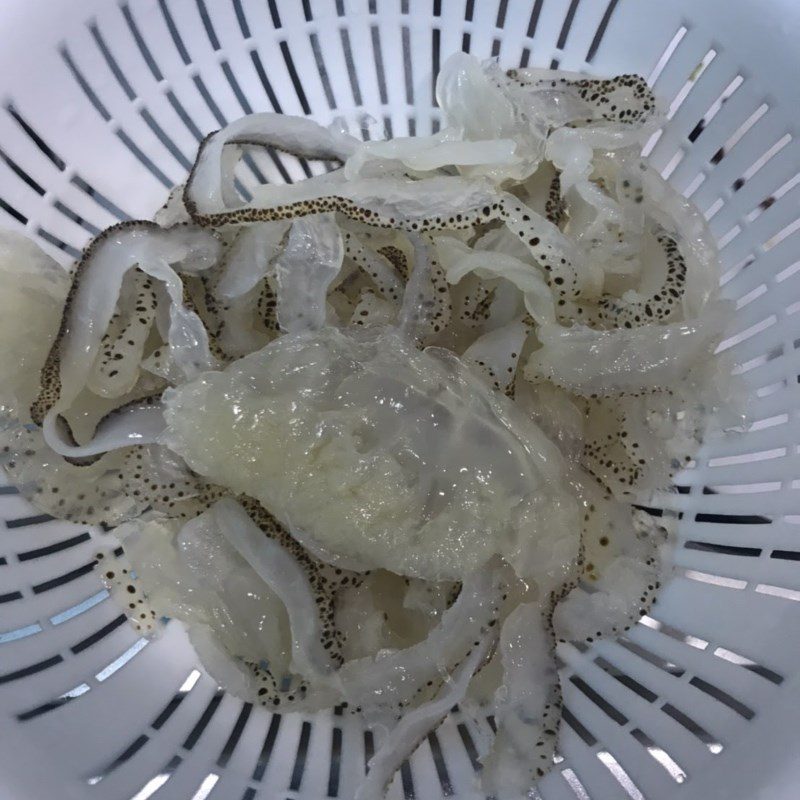 Step 1 Preparing jellyfish for Nha Trang jellyfish tuna noodle soup