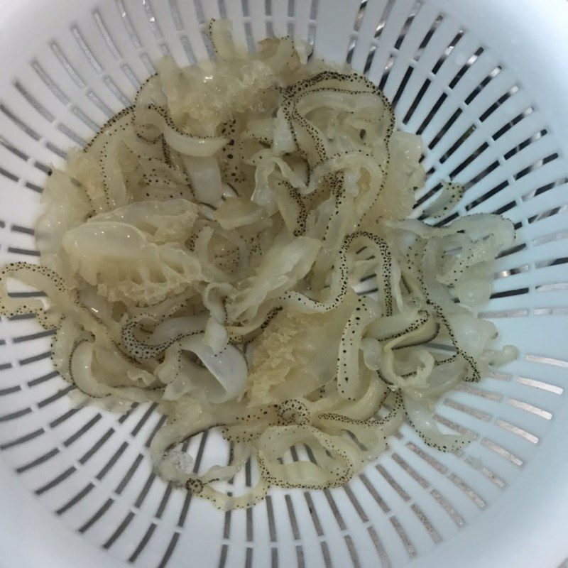 Step 1 Prepare jellyfish for Nha Trang tuna jellyfish noodle