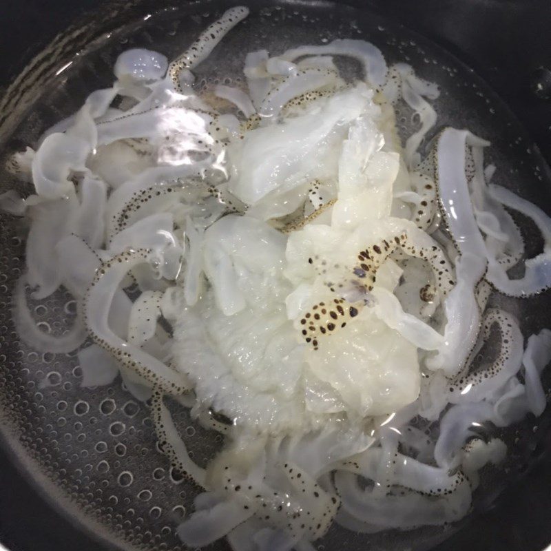 Step 1 Prepare jellyfish for Nha Trang tuna jellyfish noodle