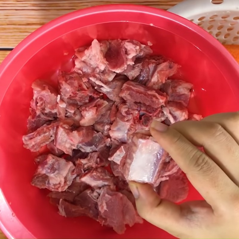 Step 1 Prepare the pork ribs for Pork Rib Porridge
