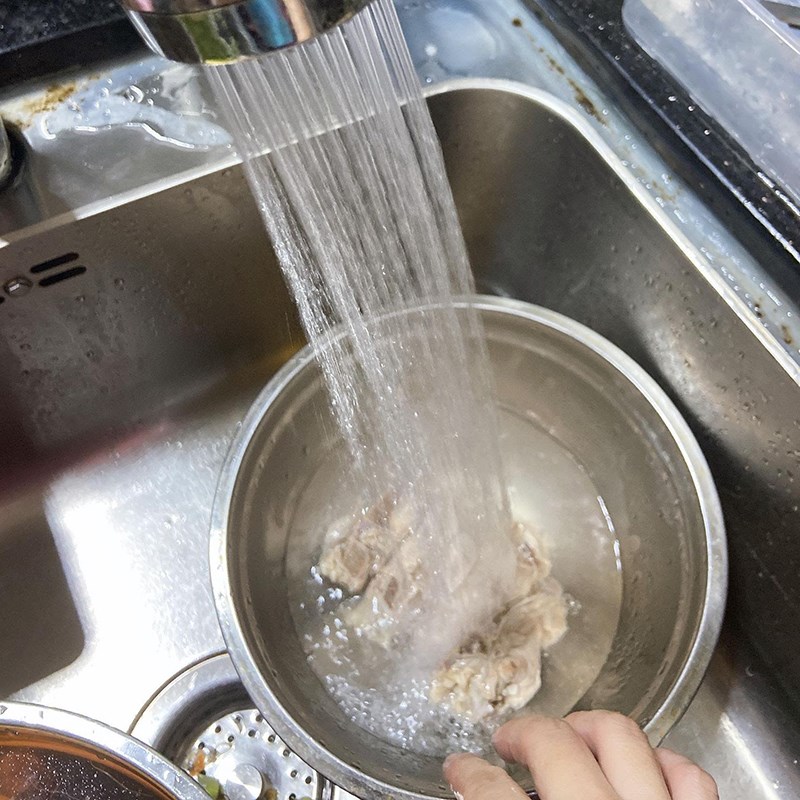Step 1 Prepare the pork ribs for the corn soup