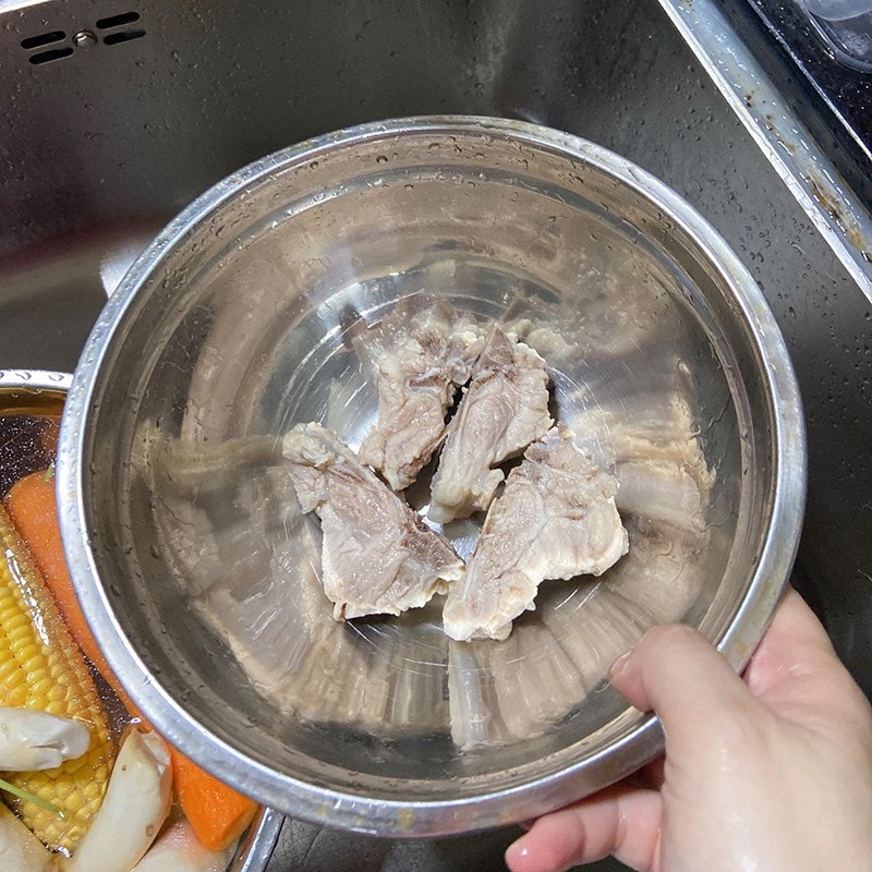 Step 1 Prepare the pork ribs for the corn soup
