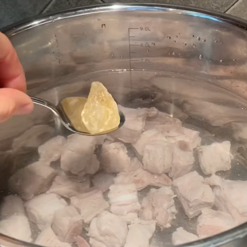 Step 1 Prepare the pork ribs and snails for Northern crab noodle soup