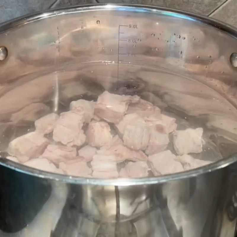 Step 1 Prepare the pork ribs and snails for Northern crab noodle soup