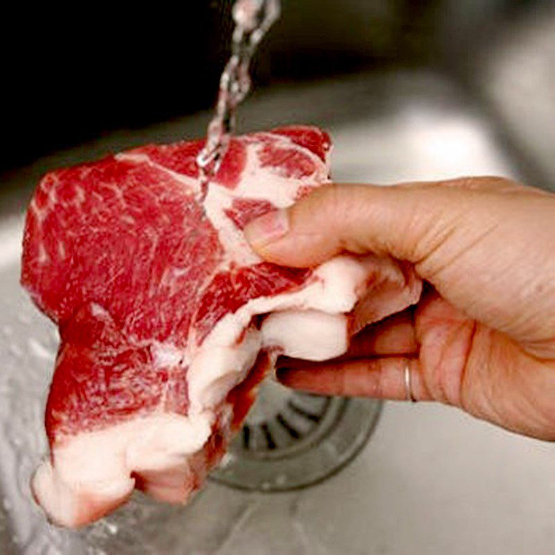 Step 1 Prepare the beef for Japanese squash stir-fried with beef