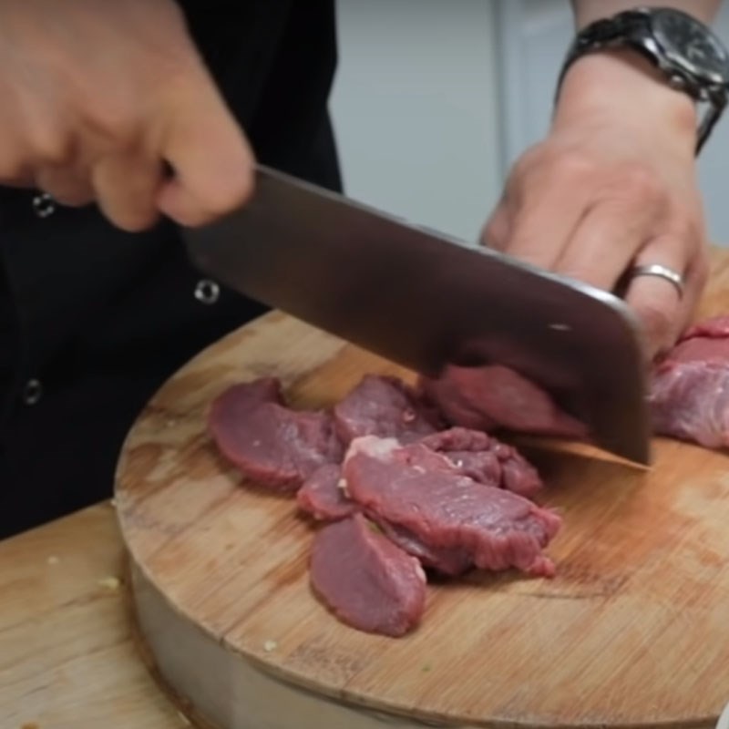 Step 1 Prepare the beef for Stir-Fried Beef with Soy Sauce