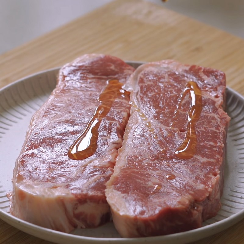Step 2 Prepare the beef for Japanese-style beef steak