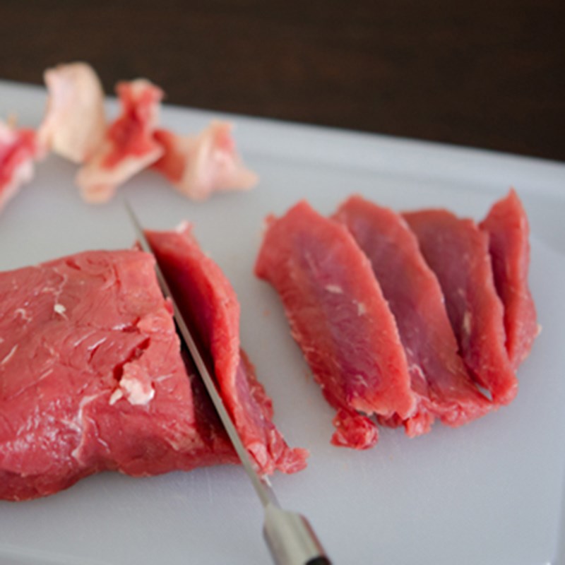 Step 1 Prepare the beef for Japanese squash stir-fried with beef