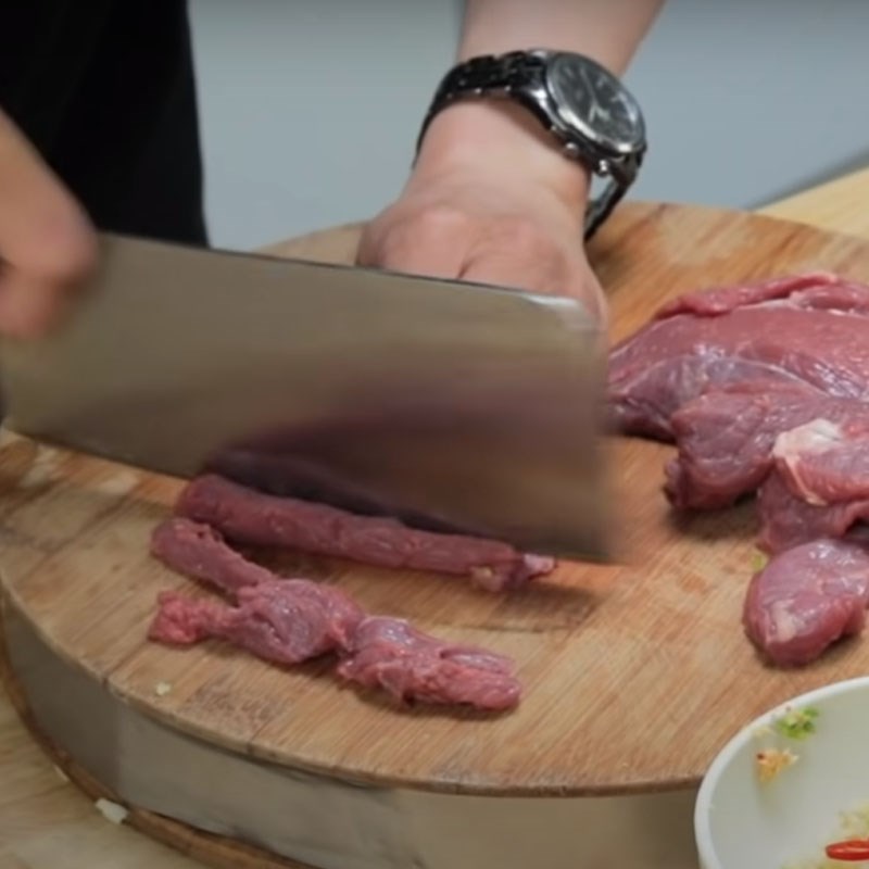 Step 1 Prepare the beef for Stir-Fried Beef with Soy Sauce
