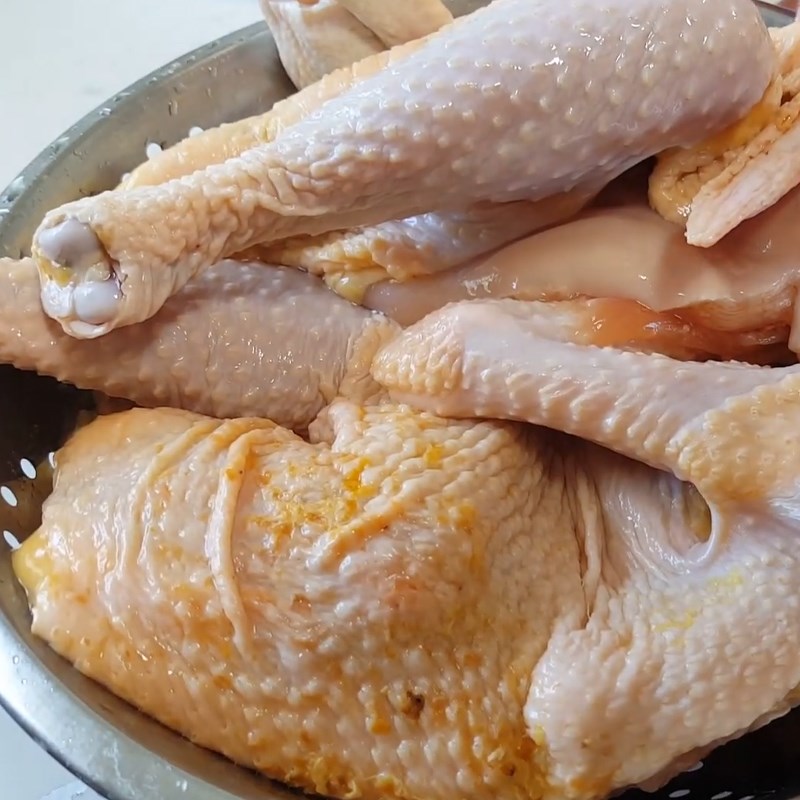Step 1 Prepare the chicken for Five-Spice Braised Chicken
