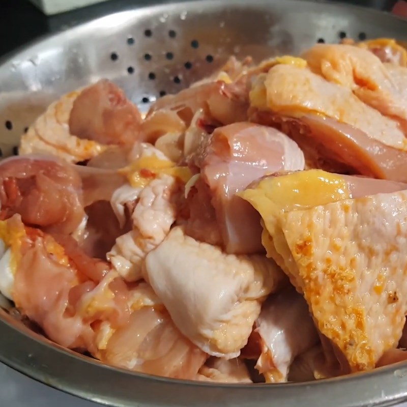 Step 1 Prepare the chicken for Five-Spice Braised Chicken
