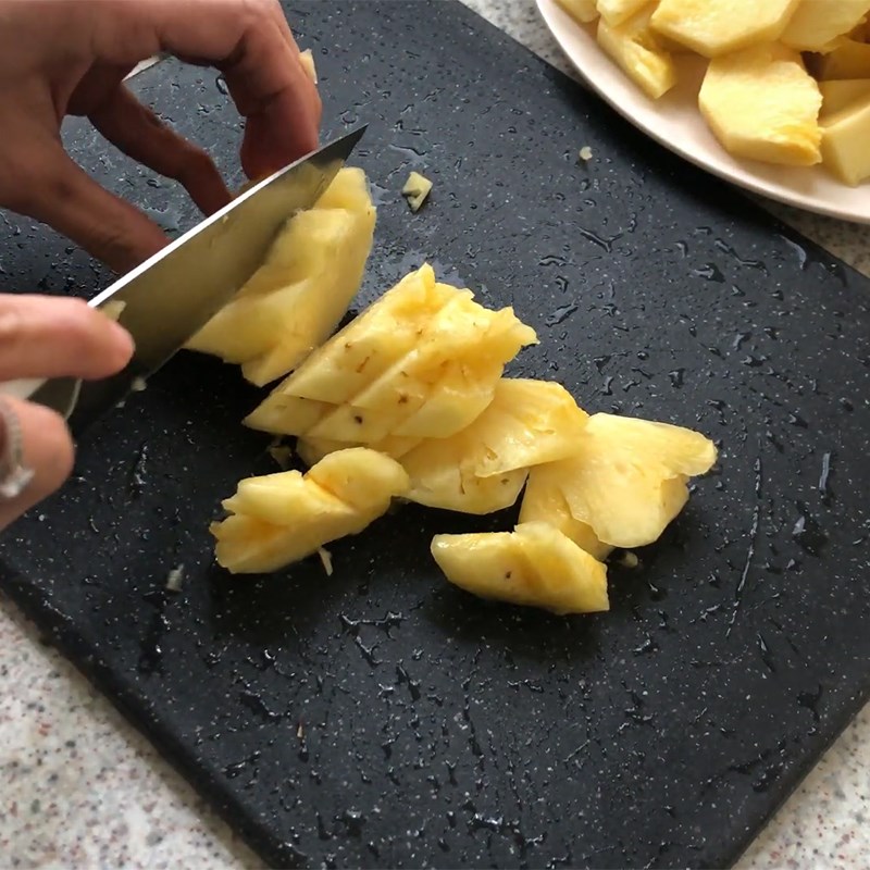 Step 2 Prepare the pineapple for dried snakehead fish with pineapple