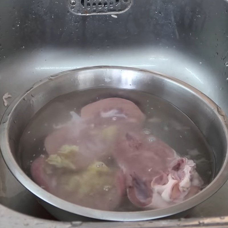 Step 1 Prepare heart and kidney for Chinese Hu Tieu noodles