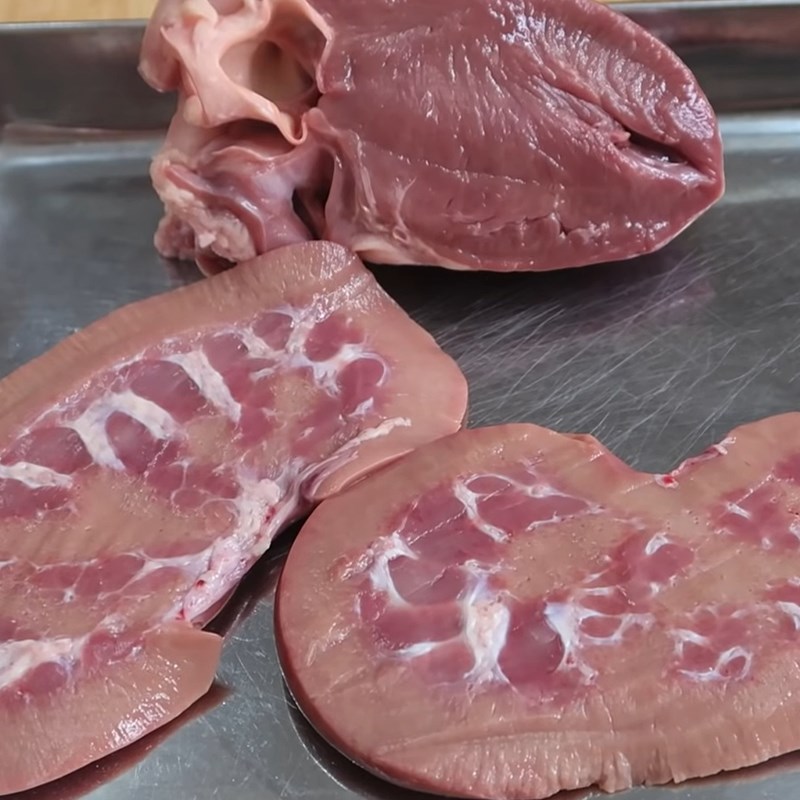 Step 1 Prepare heart and kidney for Chinese Hu Tieu noodles