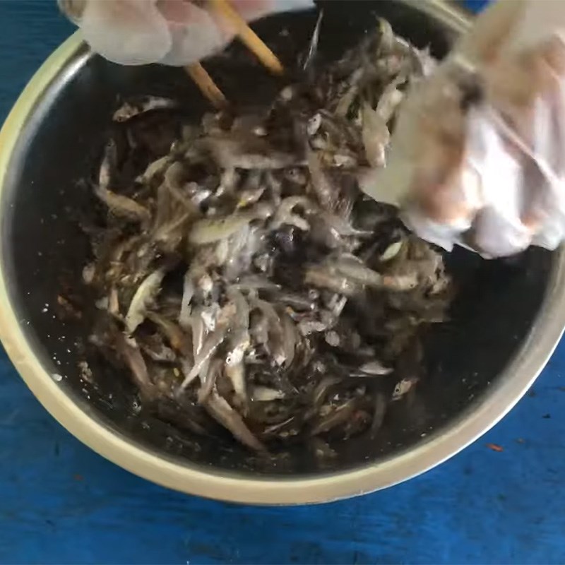 Step 2 Marinate the anchovies for fish sauce