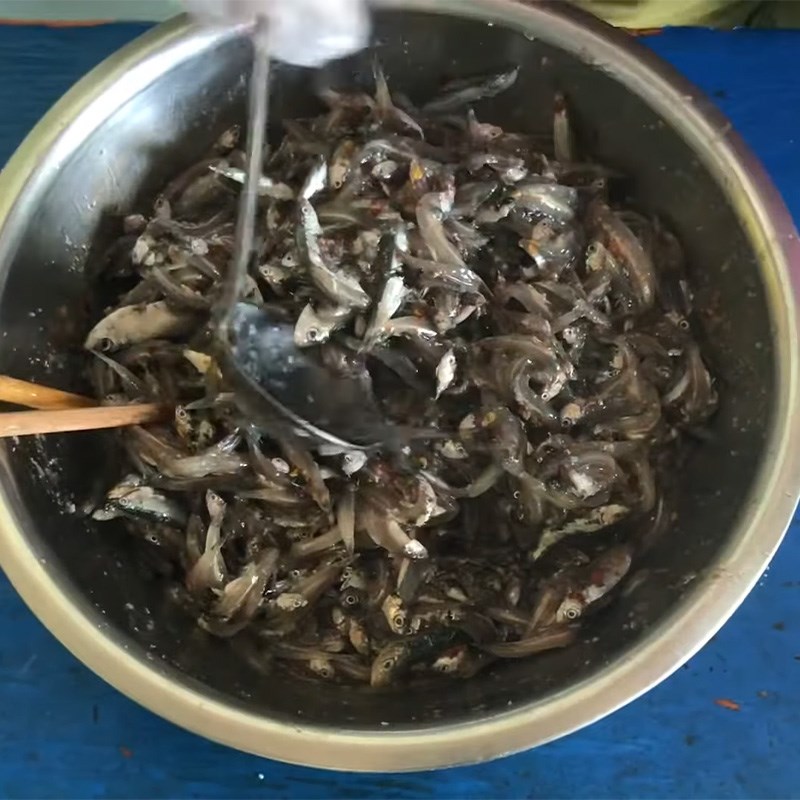 Step 2 Marinate the anchovies for fish sauce