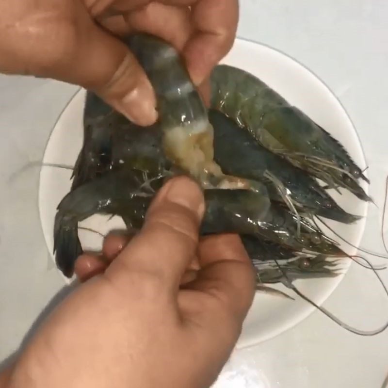 Step 3 Preparing shrimp for shrimp meat porridge with Tram mushroom