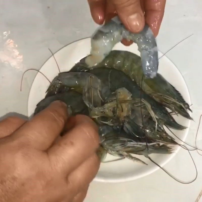 Step 3 Preparing shrimp for shrimp meat porridge with Tram mushroom