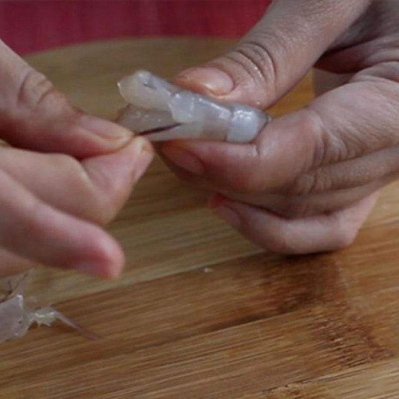 Step 3 Preparing shrimp for shrimp meat porridge with Tram mushroom