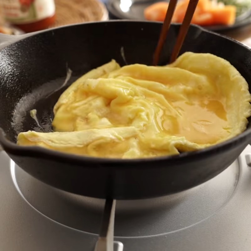 Step 3 Frying eggs Udon noodles with tomato