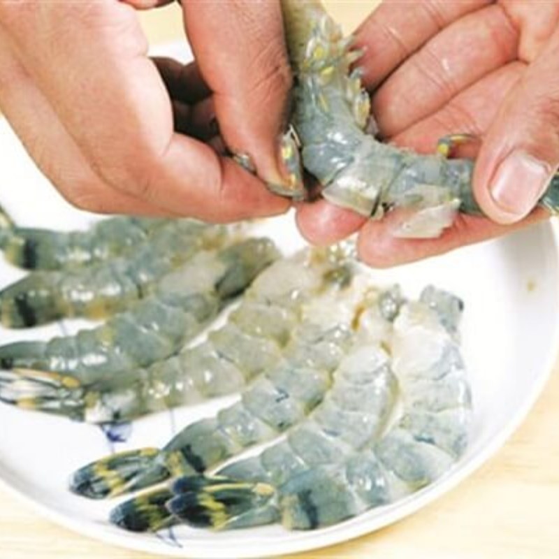 Step 2 Prepare the shrimp for stir-fried udon noodles with tomato eggs