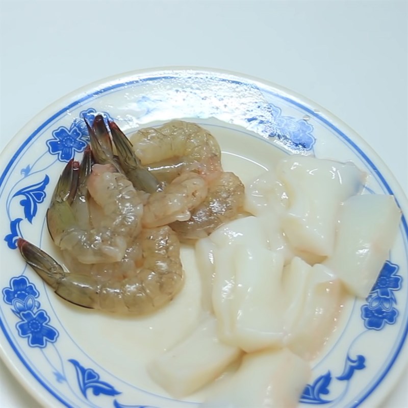 Step 1 Preparing squid and shrimp for Crispy Seafood Noodles