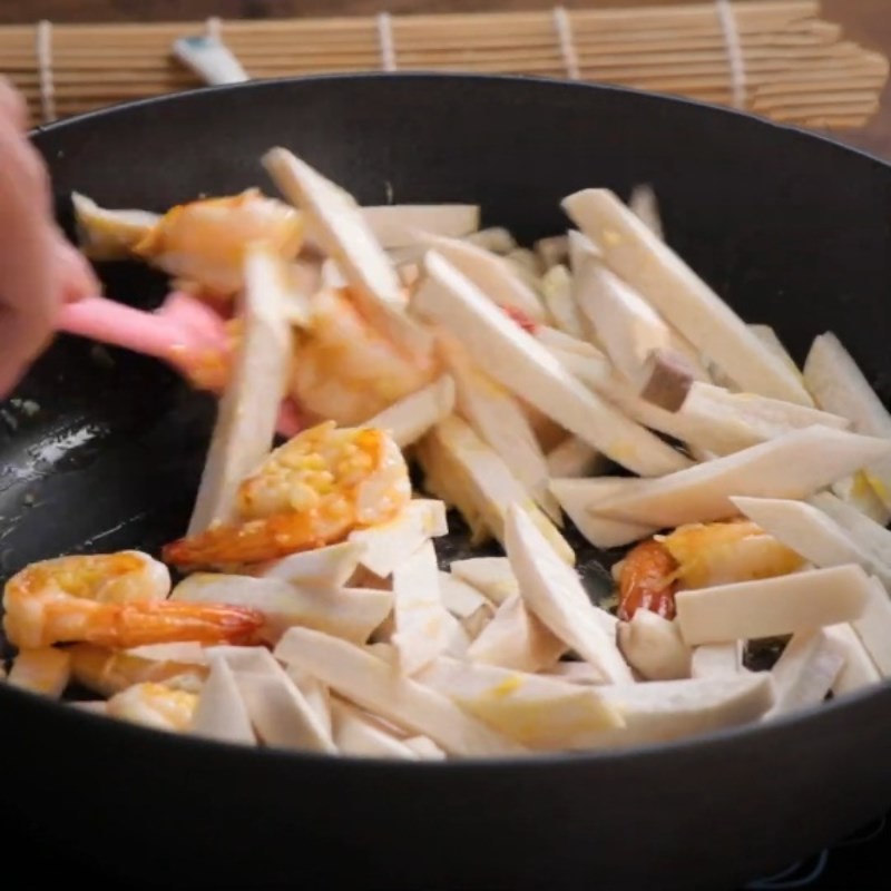 Step 3 Stir-fried shrimp with mushrooms Stir-fried shrimp with chicken leg mushrooms
