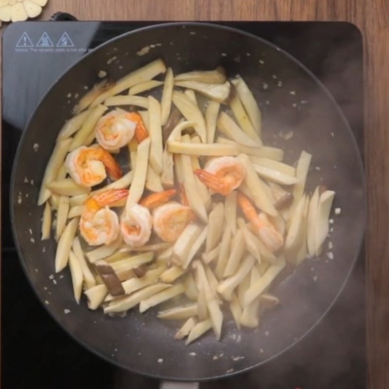 Step 3 Stir-fried shrimp with mushrooms Stir-fried shrimp with chicken leg mushrooms