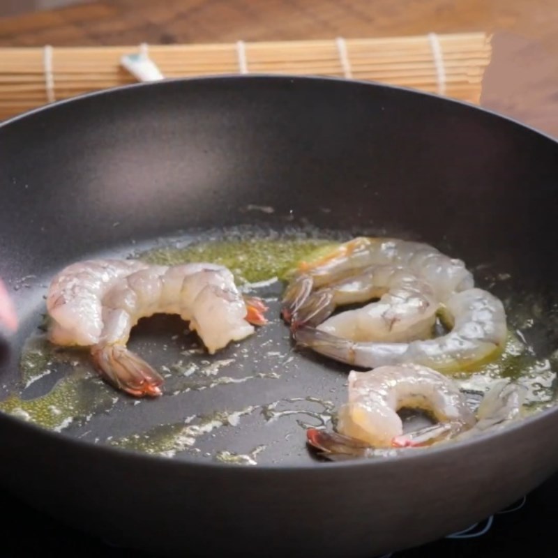 Step 3 Stir-frying shrimp with mushrooms Stir-fried shrimp with chicken thigh mushrooms
