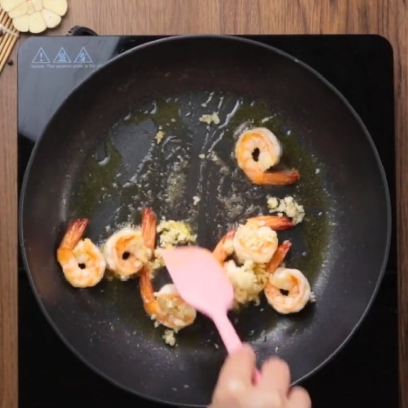 Step 3 Stir-frying shrimp with mushrooms Stir-fried shrimp with chicken thigh mushrooms