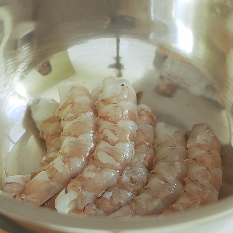 Step 1 Prepare the shrimp for fried shrimp sandwich