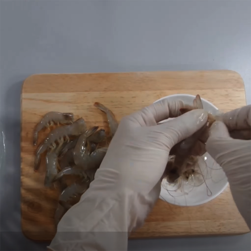 Step 1 Prepare the shrimp for Papaya soup with shrimp
